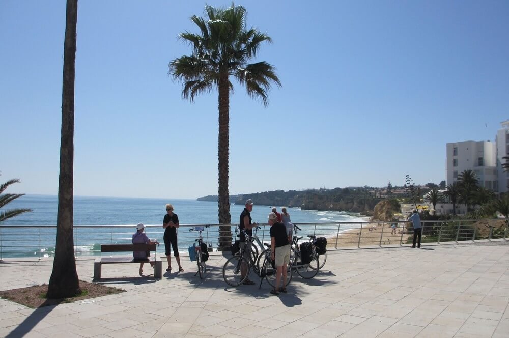 fietsers op de boulevard Albufeira  vakantie Portugal fietsvakantie met het vliegtuig