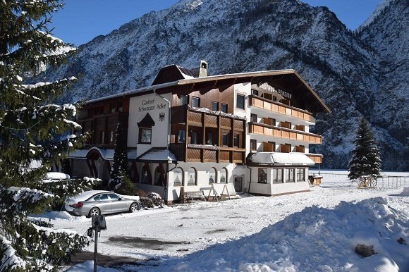 Hotel Schwarzer Adler Steeg buitenzijde winter