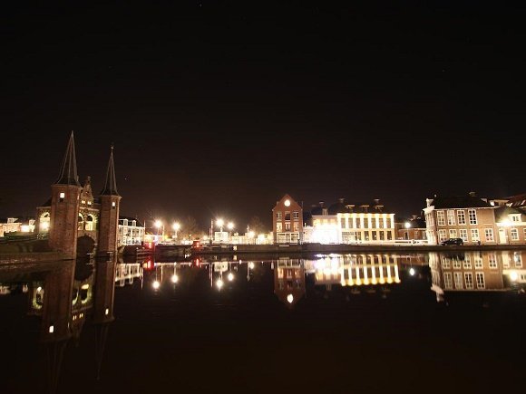 De Waterpoort Sneek bij avond