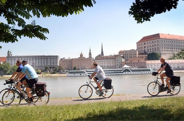 Fietsen langs de Donau bij Linz tijdens de fietsvakantie Donauradweg