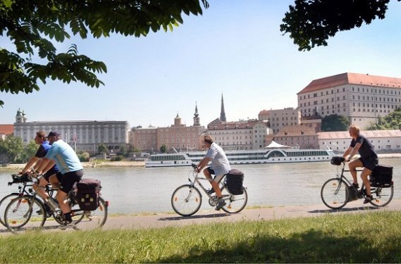 Fietsen langs de Donau bij Linz tijdens de fietsvakantie Donauradweg Fietsen langs de Donau bij Linz tijdens de fietsvakantie Donauradweg