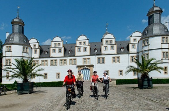 Fietsen langs Schloss Neuhaus tijdens de fietsvakantie Römer en Lippe Route