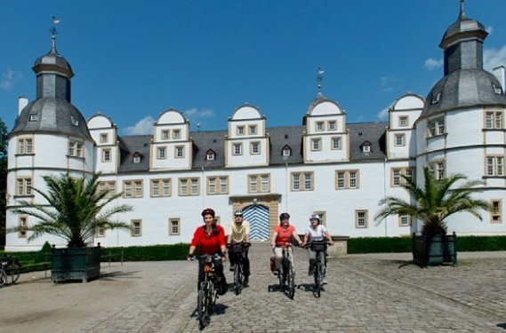 Fietsen langs Schloss Neuhaus tijdens de fietsvakantie Römer en Lippe Route Fietsen langs Schloss Neuhaus tijdens de fietsvakantie Römer en Lippe Route