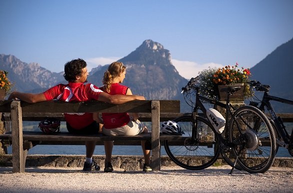 Uitzicht op bergen en meren tijdens de fietsvakantie Tauern en het Salzkammergut