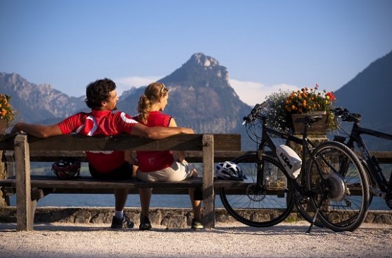 Uitzicht op bergen en meren tijdens de fietsvakantie Tauern en het Salzkammergut Uitzicht op bergen en meren tijdens de fietsvakantie Tauern en het Salzkammergut