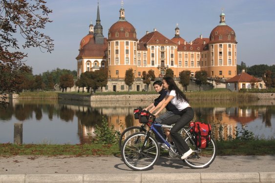 Fietsers voor slot Moritzburg