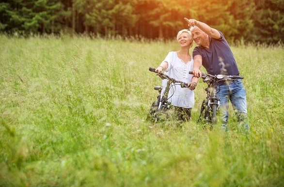 Echtpaar met fietsen in gras