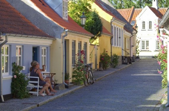 Straatje in een vissersdorpje tijdens de fietsvakantie Denemarken Straatje in een vissersdorpje tijdens de fietsvakantie Denemarken