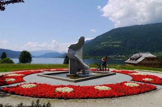 Fietsen rond beroemde meren, zoals de Ossiachersee tijdens de fietsvakantie Karinthië Kreinerhof Fietsen rond beroemde meren, zoals de Ossiachersee tijdens de fietsvakantie Karinthië Kreinerhof