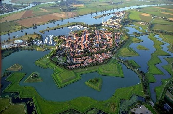 U bezoekt eeuwenoude steden en stadjes zoals Tiel, Gorinchem, Heusden en Nijmegen tijdens de Fietscruise Rivierenland