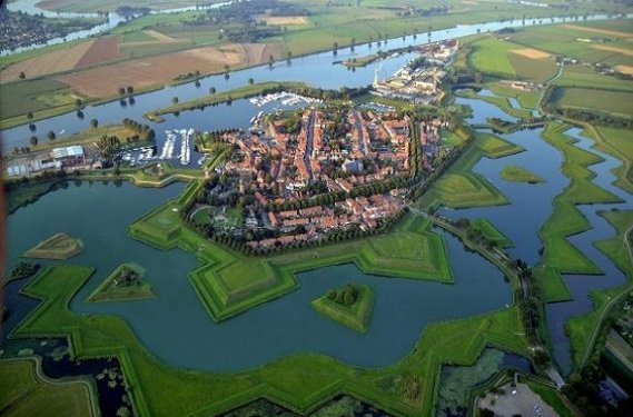 U bezoekt eeuwenoude steden en stadjes zoals Tiel, Gorinchem, Heusden en Nijmegen tijdens de Fietscruise Rivierenland U bezoekt eeuwenoude steden en stadjes zoals Tiel, Gorinchem, Heusden en Nijmegen tijdens de Fietscruise Rivierenland