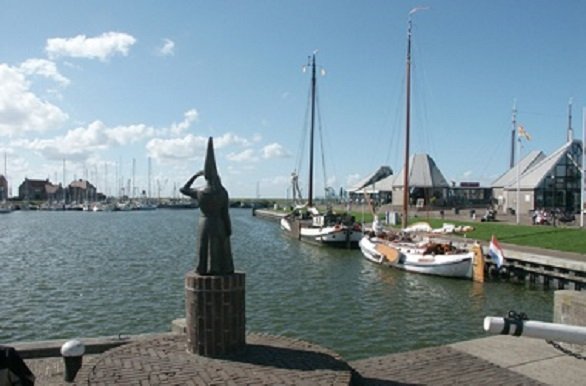 Het vrouwtje van Stavoren tijdens fietsvakantie in nederland met een groepsreis op een cruiseboot