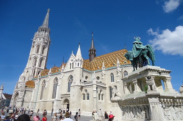 Budapest Mathiaskerk fietsvakantie langs de donau met een groepsreis op een cruiseboot