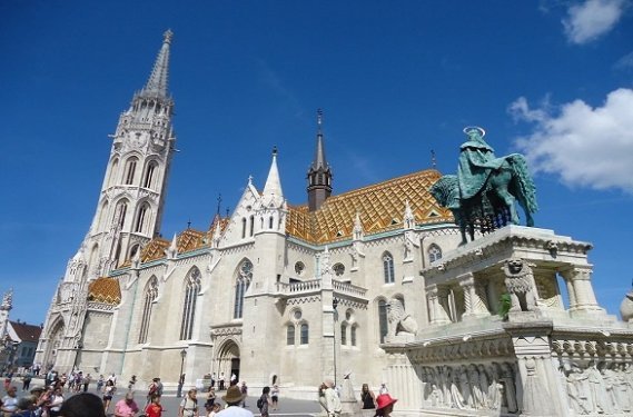 Budapest Mathiaskerk fietsvakantie langs de donau met een groepsreis op een cruiseboot