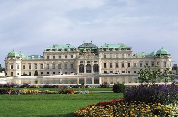 Slot Belvedere met tuin  Varen over de Donau bij tijdens fietsvakantie met groepsreis op een cruiseboot