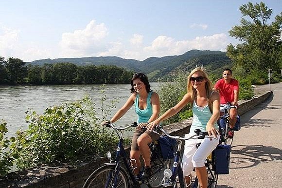 Fietsers langs de Donau