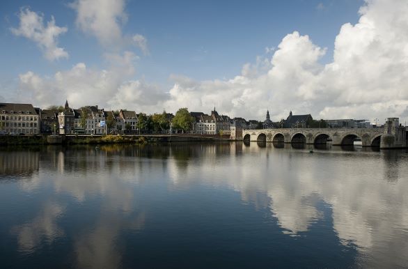 vergezicht Maastricht over water