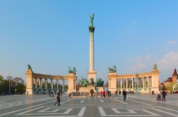 Fietsen van Wenen naar Budapest langs Bratislava, de Basiliek van Esztergom en de Heldenplatz Fietsen van Wenen naar Budapest langs Bratislava, de Basiliek van Esztergom en de Heldenplatz