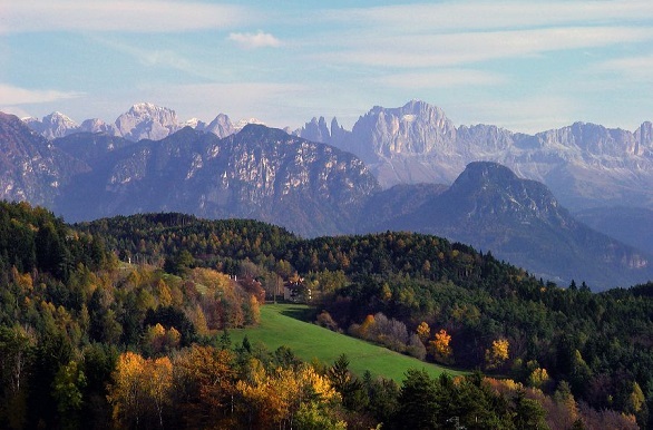 Met op de achtergrond de Alpentoppen, fietsvakantie langs de Etsch, Adige in het Italiaans