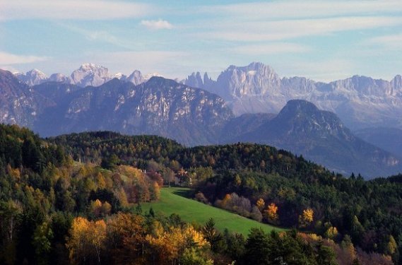 Met op de achtergrond de Alpentoppen, fietsvakantie langs de Etsch, Adige in het Italiaans Met op de achtergrond de Alpentoppen, fietsvakantie langs de Etsch, Adige in het Italiaans