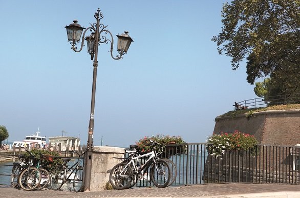 Van Peschiera fietsen naar Veneto en Verona langs het Gardameer