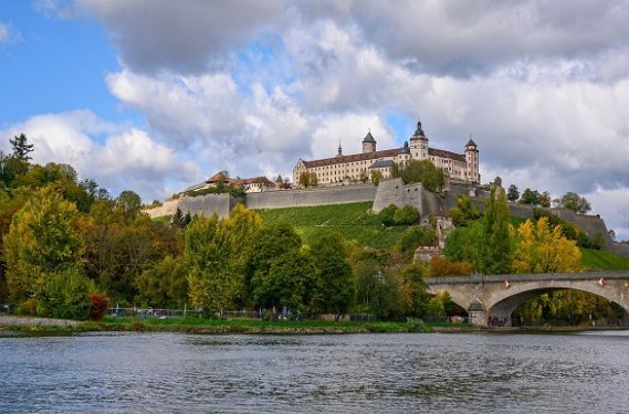 Vesting Würzburg gezien vanaf de Main Fietsen langs de Main Vesting Würzburg