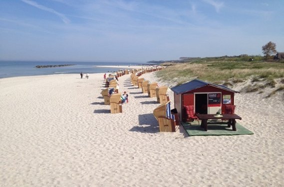 )ostzeekust strand met strandstoelen