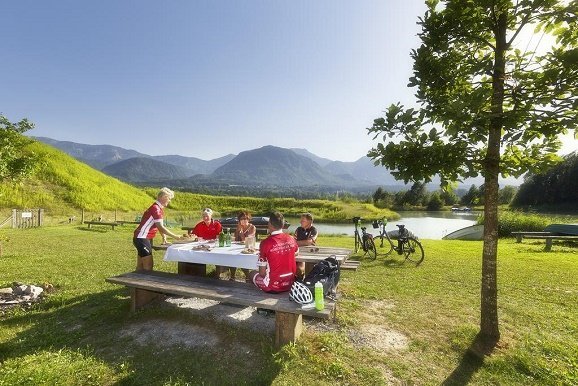 Fietsen in Karinthië picknick bij meer