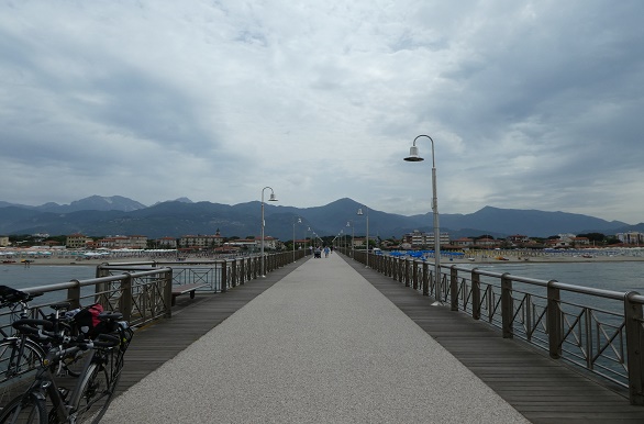 Uitzicht op Marina di Pietrasanta vanaf de zeepier