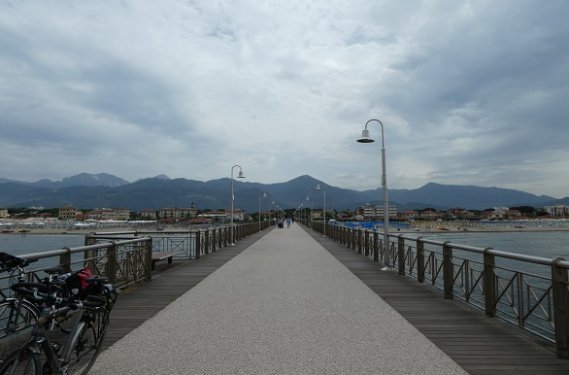 Uitzicht op Marina di Pietrasanta vanaf de zeepier