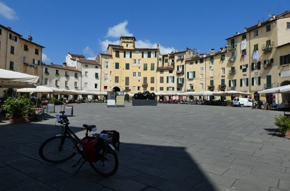 Piazza dell'Anfiteatro in Lucca