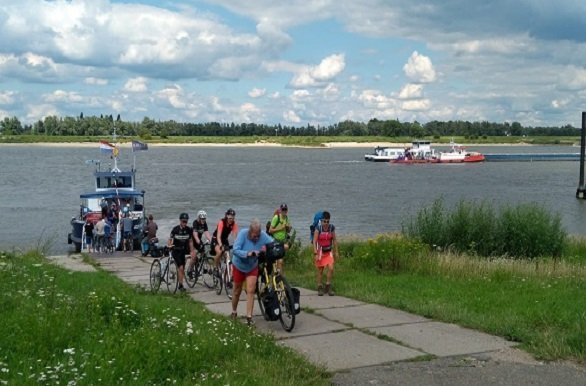 Oversteek met het pontje tijdens de fietsvakantie Millingen aan de Rijn