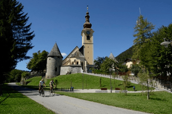 Fietsers bij kerk tijdens fietsvakantie Alpe Adria