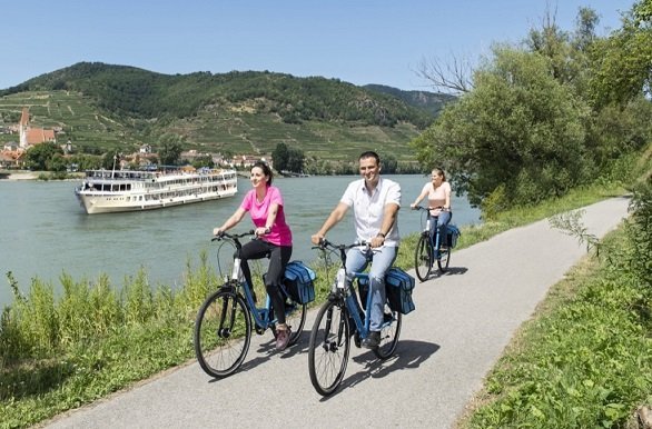 w_passau-wenen  fietsers langs de donau met cruise schip