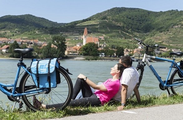 donau passau - wenen fietsers in gras met de donau