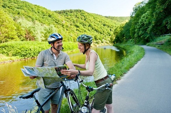 fietsers langs de lahn met fietskaart