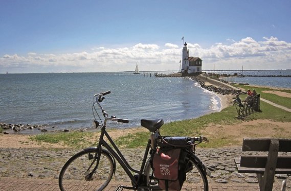 Marken met fiets Marken met fiets