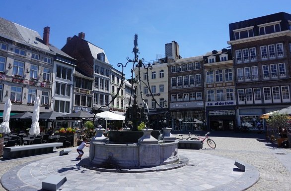 fontein op de Grote Markt Huy tijdens fietsvakantie langs de maas tijdens groepsreis op een cruiseboot