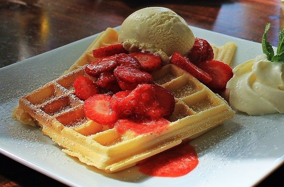 Wafel met aardbeien en ijs