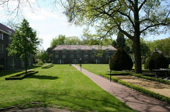 Hotel Ehzerwold gebouw met kamers