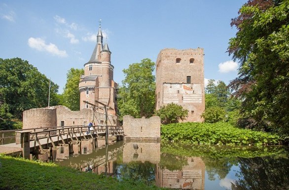 Kasteel Wijk bij Duurstede tijdens fietsvakantie in nederland met een groepsreis op een cruiseboot