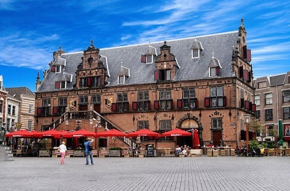 Nijmegen markt tijdens fietsvakantie in nederland met een groepsreis op een cruiseboot