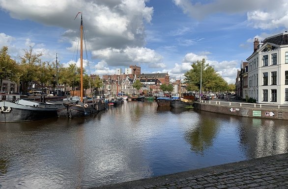 Groningen stad tijdens fietsvakantie in nederland met een groepsreis en op een cruiseboot