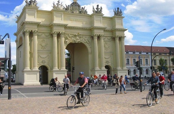 fietsers door Potsdam