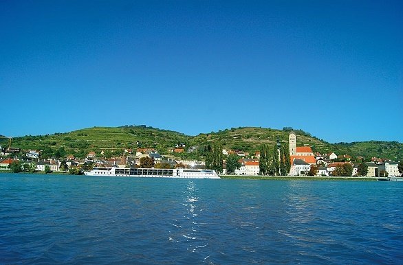 De Wachau met de Primadonna varend over de Donau