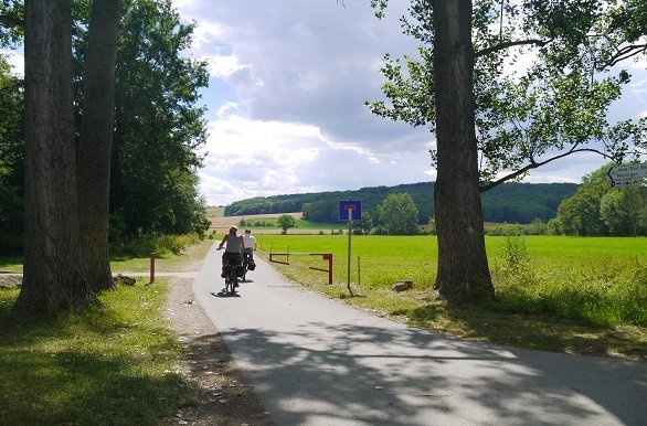 Weimar fietsers die uit het park komen