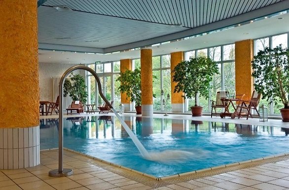 Hotel Ramada by Wyndham in Weimar zwembad