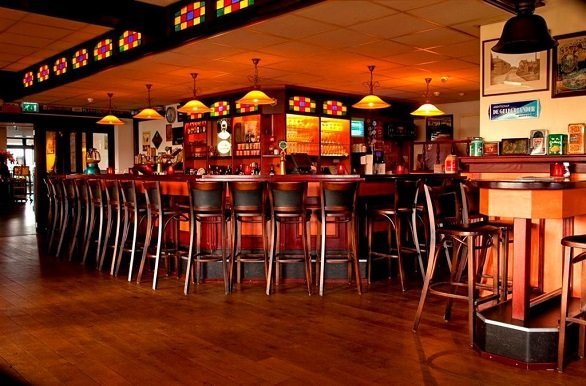 Hotel Moeke Moore Bar