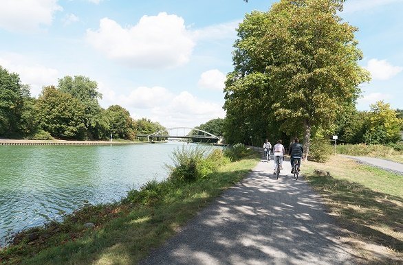 Fietsers langs het Dortmund-Ems Kanaal