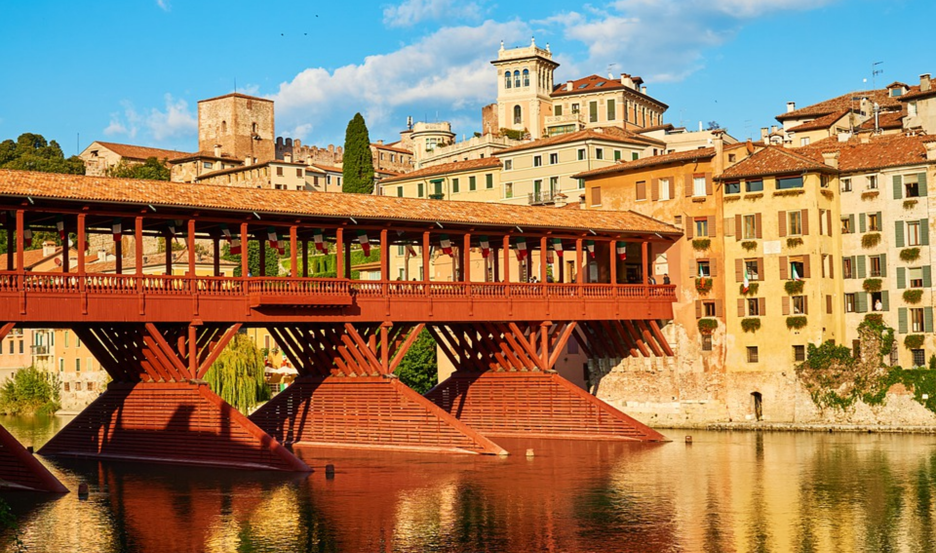 beroemde houten brug met huizen in Bassano del Grappa